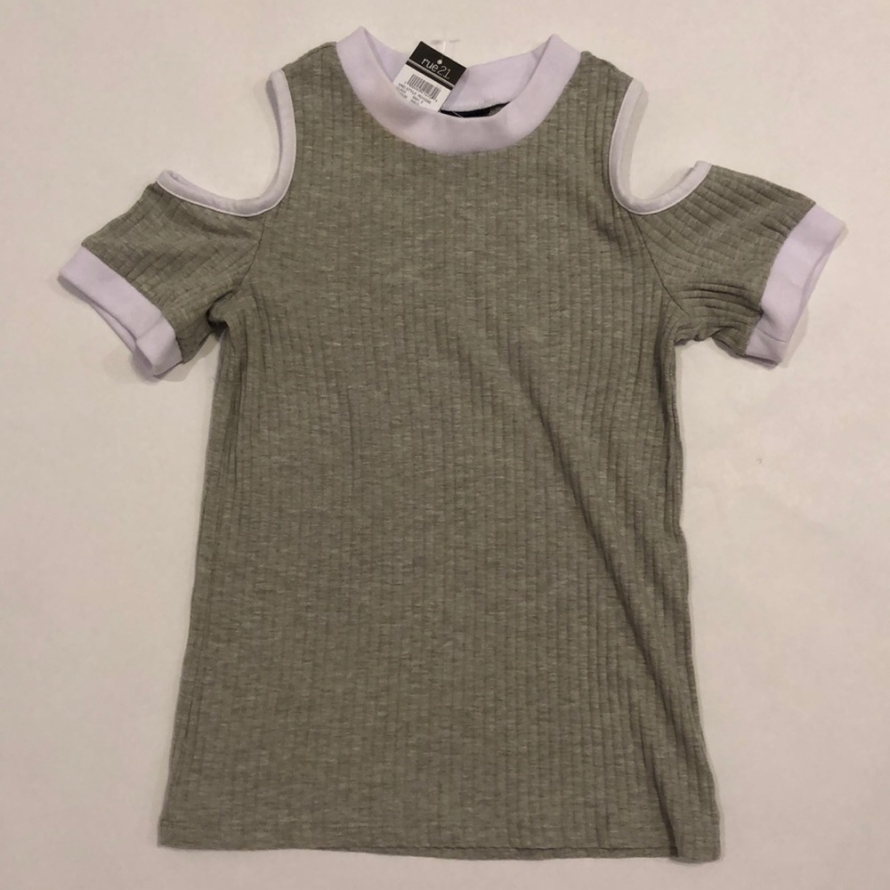 NEW W/ TAGS - Rue21 Gray top with shoulder cutouts